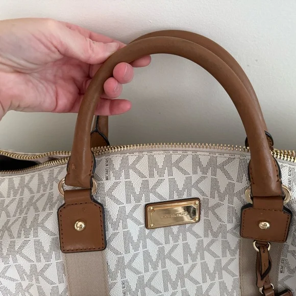 Michael Kors Harrison Logo Weekender Bag - Picture 8 of 10